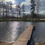 Kuningatalu Palkmaja * Roosisaare