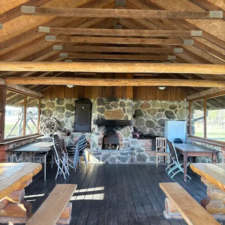 Kuningatalu Palkmaja * Roosisaare