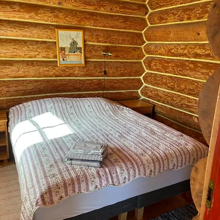 Kuningatalu Palkmaja Semesterbostad *