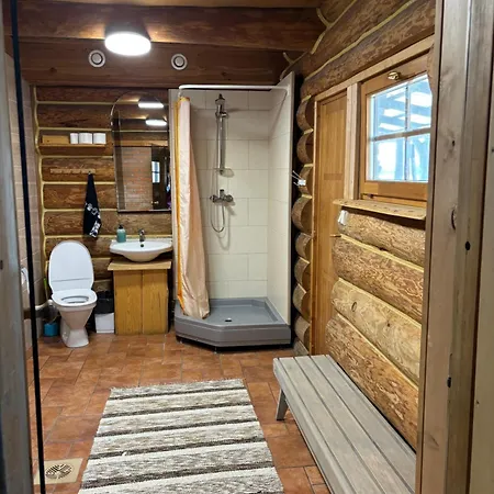 Kuningatalu Palkmaja * Roosisaare