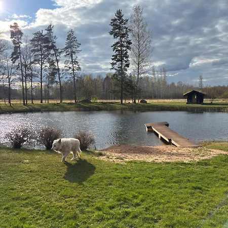 Kuningatalu Palkmaja * Roosisaare