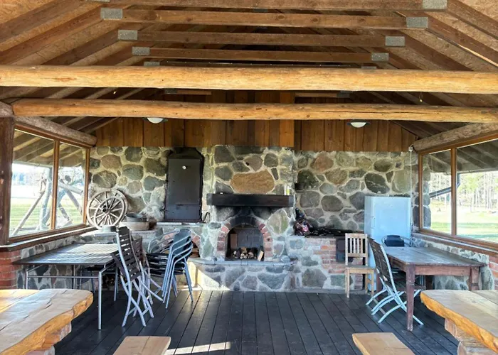 Kuningatalu Palkmaja * Roosisaare