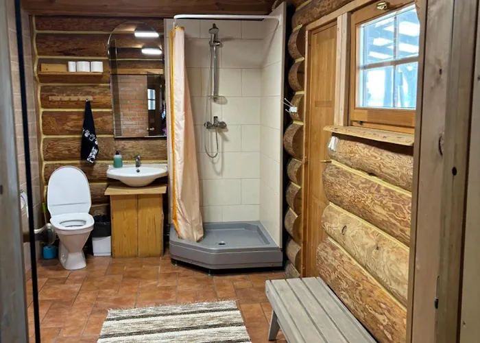 Kuningatalu Palkmaja * Roosisaare